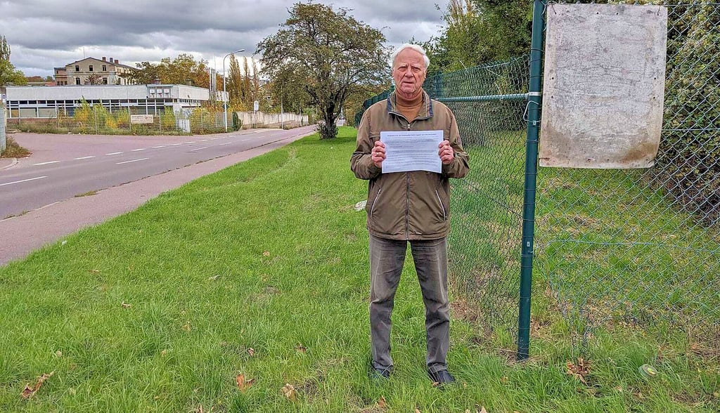 An dieser Stelle in der Camillo-Irmscher-Straße will Erich Gadde von der Bürgerinitiative Orgacid die Infotafel aufstellen.