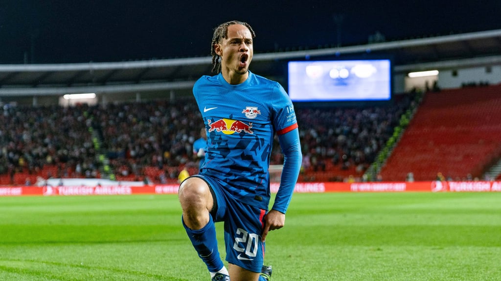 Kniefall vor der Belgrader Kurve: Xavi Simons.