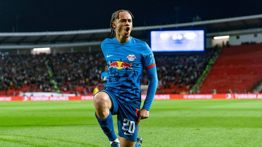 Kniefall vor der Belgrader Kurve: Xavi Simons.