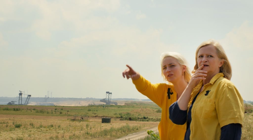 Marita (Johanna Gastdorf, r) und Natalie (Merle Wasmuth) betrachten das Abbaugebiet in einer Szene aus „Eher fliegen hier UFOs“.