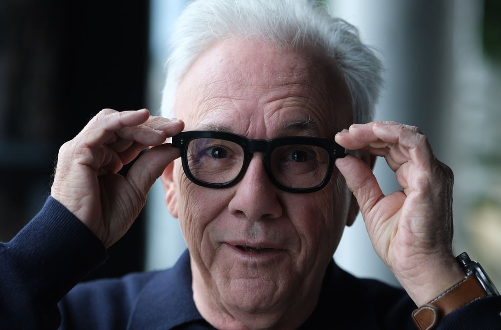 Produzenten-Legende Trevor Horn steht mit Mitgliedern von Dire Straits auf der Bühne.