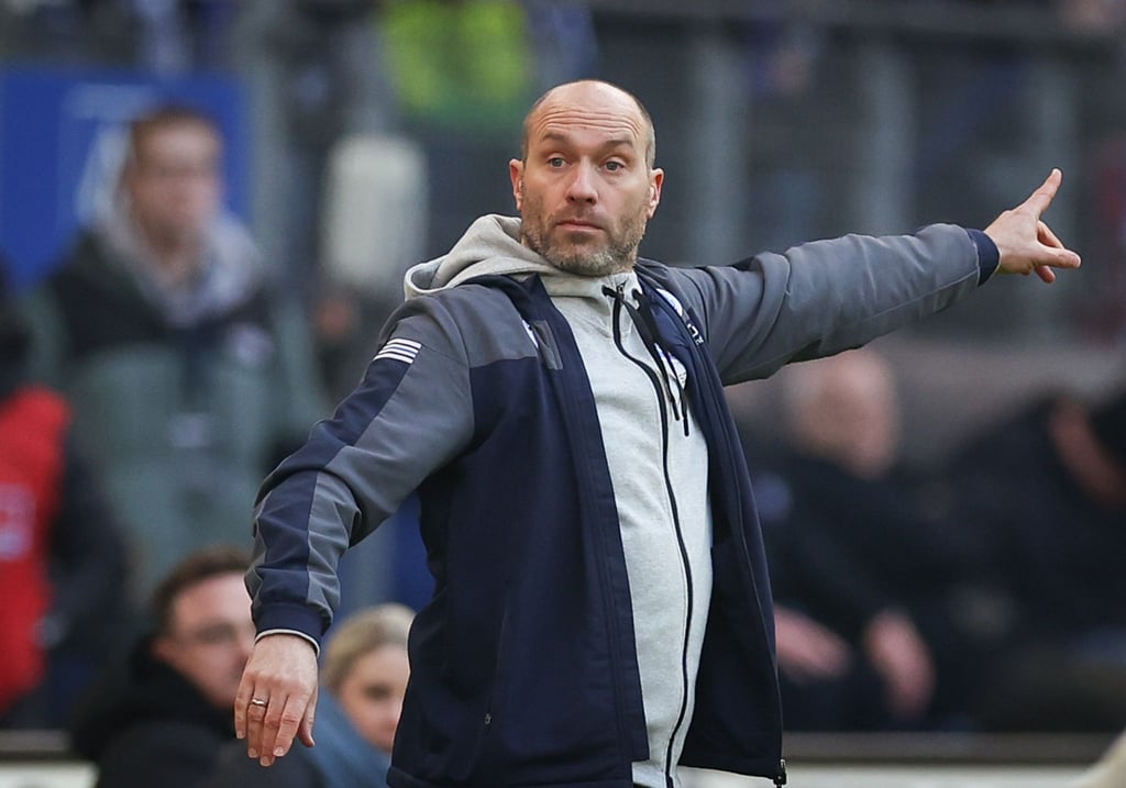 Bielefelds Ex-Trainer gestikuliert am Spielfeldrand.