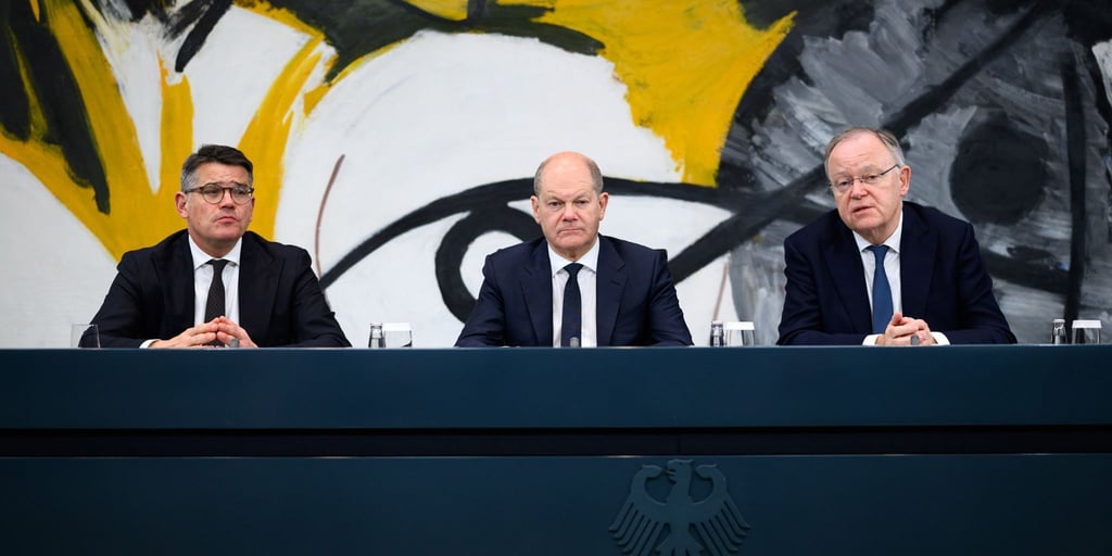 Bundeskanzler Olaf Scholz (M, SPD), Hessens Ministerpräsident Boris Rhein (l, CDU) und Niedersachsens Ministerpräsident Stephan Weil (SPD).