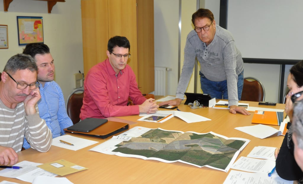 Projektleiter Marco Harwardt (3.v.l.) hat im Parchener Ortschaftsrates die Pläne von Visiolar vorgestellt.