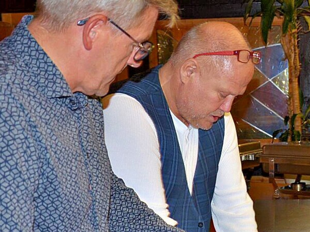 Die Mitglieder des Gewerbevereins Staßfurt bestimmten Michael Schnock (links) und Jens Pflugmacher zu Wahlleiter und -helfer.