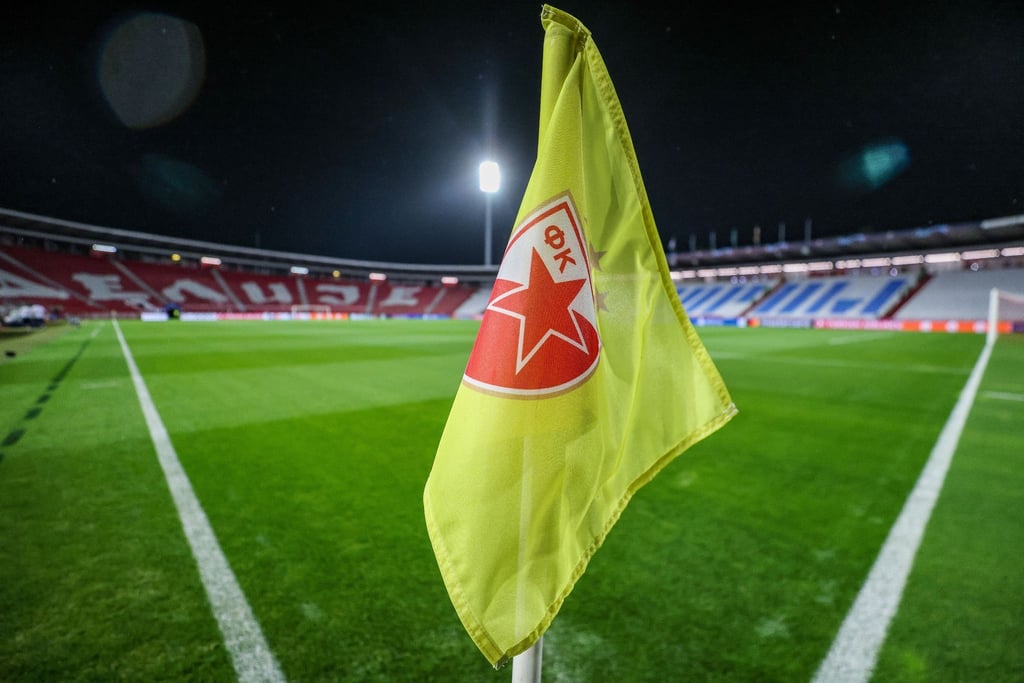 Die Eckfahne steht im Stadion.