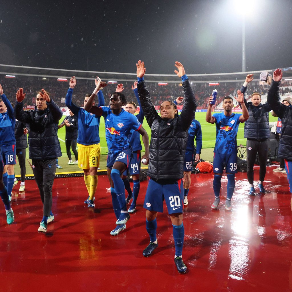 Party im Regen: RB-Spieler vor der Kurve.