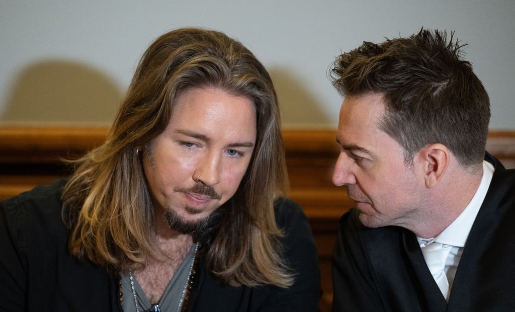Gil Ofarim (l) spricht im Gerichtssaal mit seinem Anwalt Alexander Stevens.