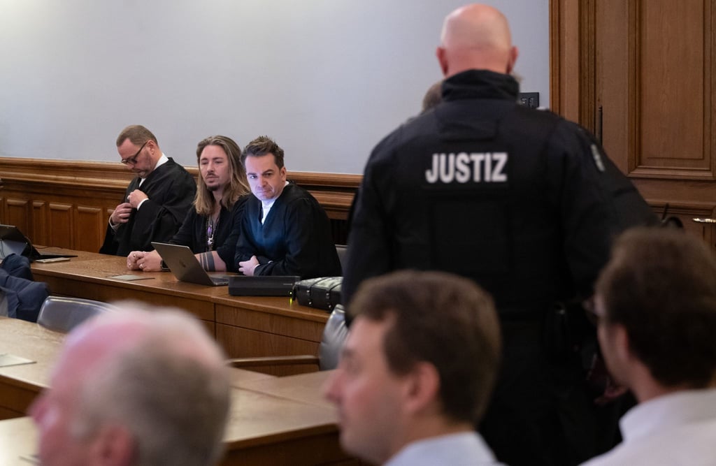 Der deutsche Rockmusiker Gil Ofarim (2.v.l.) sitzt im Saal des Landgerichts in Leipzig.