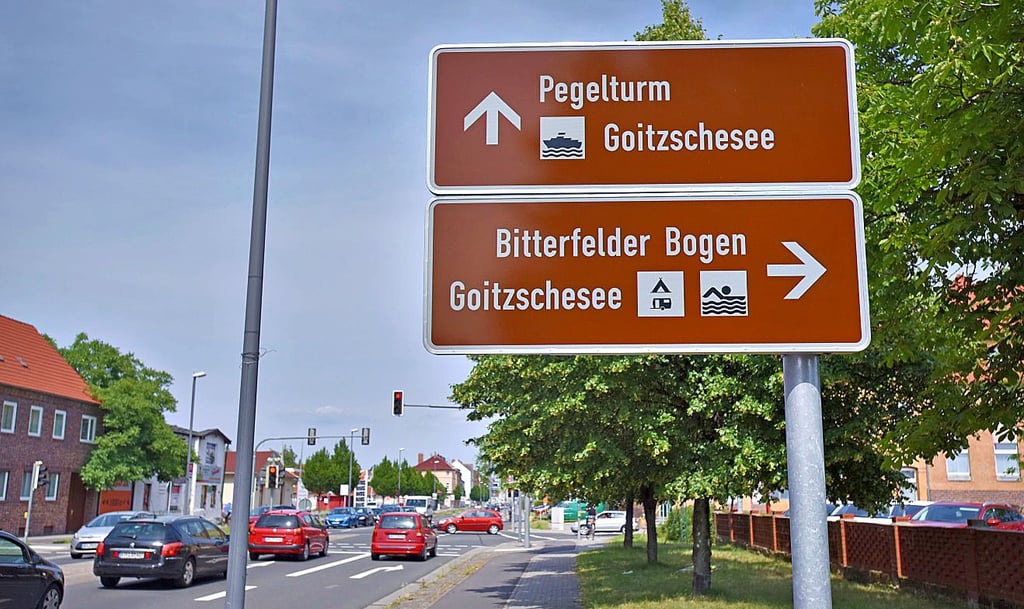 Einige sporadische Tourismusschilder verweisen auf die Goitzsche, den Bitterfelder Bogen oder den Pegelturm. Doch ein Verkehrsleitsystem fehlt.
