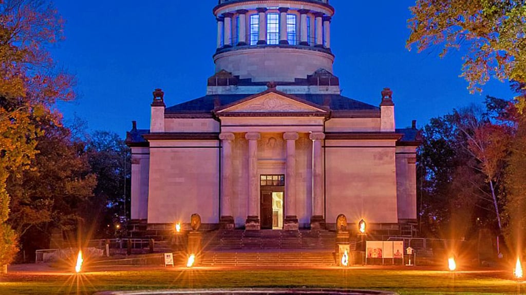 Das  Mausoleum im Tierpark wird wieder beleuchtet. 