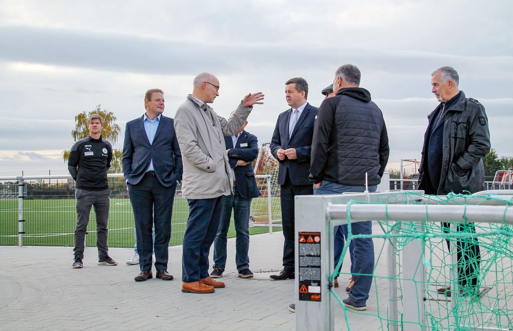HFC-Vizepräsident Jürgen Fox beklagt im Gespräch mit Minister Sven Schulze, dass das Fußballleistungszentrum nicht vom DFB anerkannt wird.