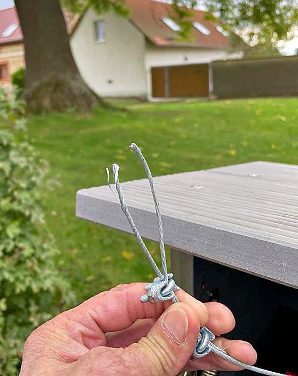 Die Drähte sind durchgeschnitten und die Stempel gestohlen worden - so wie hier in Friedrichsaue.