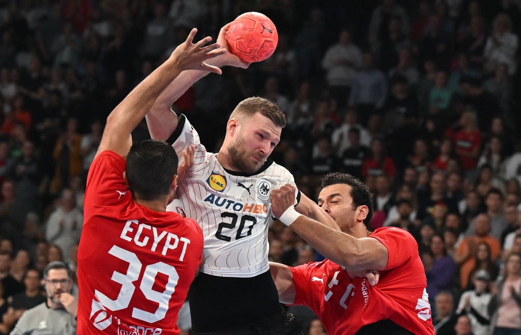Nationalspieler Philipp Weber (M.) verletzte sich am Knie.