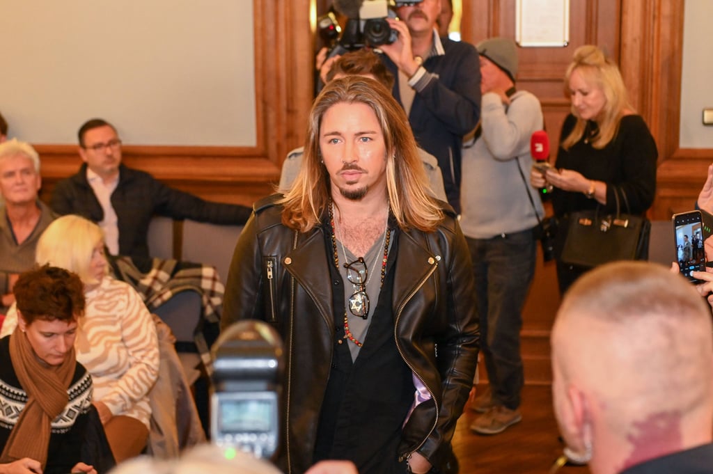 Großes Medieninteresse: Gil Ofarim betritt am Dienstag den Saal 115 im Leipziger Landgericht. An der Kette um den Hals trägt er den Davidstern.