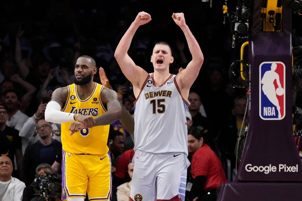 108 Triple-Doubles: Nuggets-Star Nikola Jokic (r) zieht an LeBron James vorbei.
