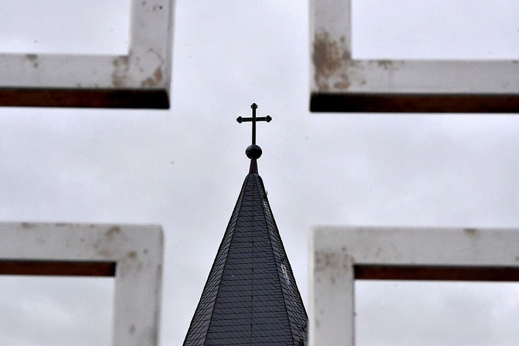 2008 spendierte der Klein Rosenburger Günter Heinrichs der Kirche ein Giebelkreuz aus Edelstahl (im Vordergrund).