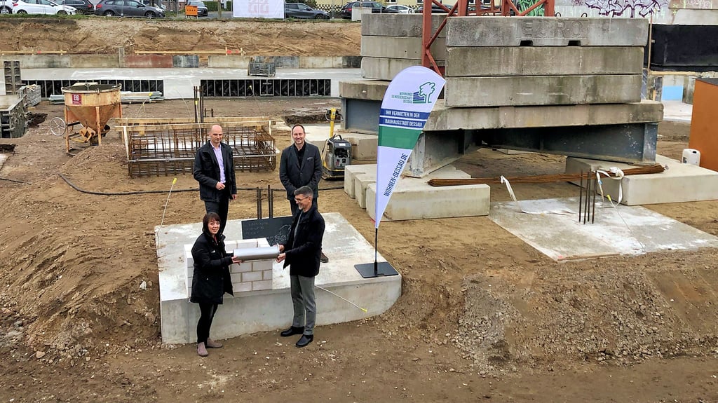 In der Baugrube des künftigen Jahn-Carré versenkten Kristin Müller, Matthias Kunz, Michael Wermter und Architekt Laszlo Ambrus am Dienstag traditionell eine Zeitkapsel.