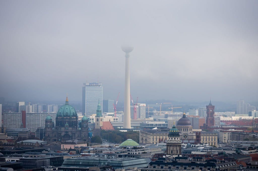 Der Berliner Fernsehturm verschwindet in tief hängenden Wolken.