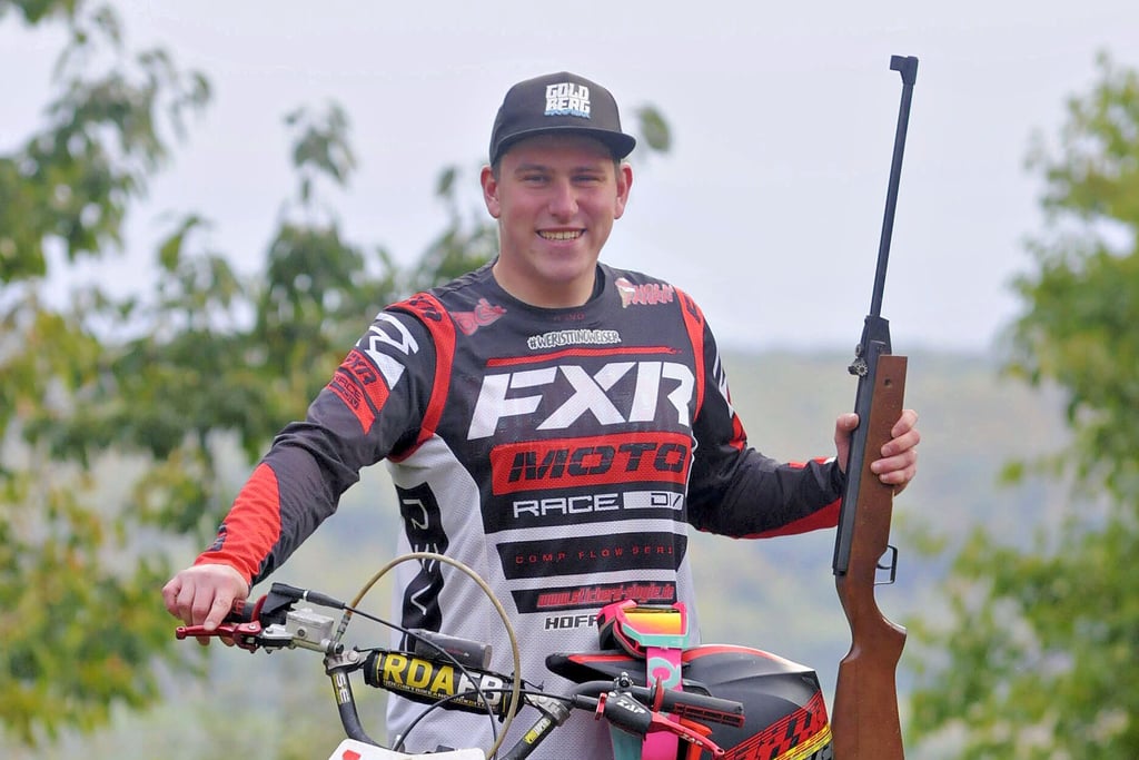 Gestelltes Bild: Beim Motorrad-Biathlon ist Oliver Single auf einer gesponserten Simson S 51 mit 85 Kubikzentimetern Hubraum (und nicht mit dieser, seiner „großen“ Honda CRF 250 R) unterwegs. Auch die Waffe ist bloß geliehen.