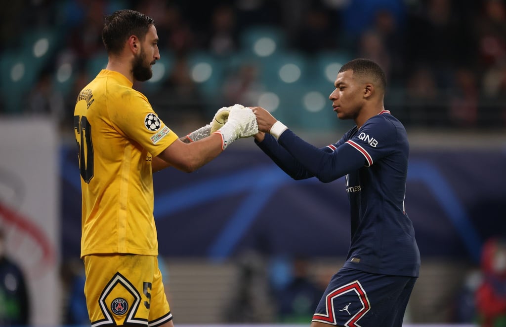 Torwart Gianluigi Donnarumma (l) bekam Unterstützung von Kylian Mbappé (r).