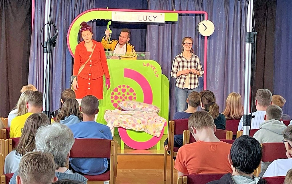 „LiebeLove and the Sexperts“: In der Aula der Gemeinschaftsschule in Tangerhütte kamen spannende Fragen am Telefon auf und wurden von den Fachleuten mit klaren Worten und allerhand Humor beantwortet.