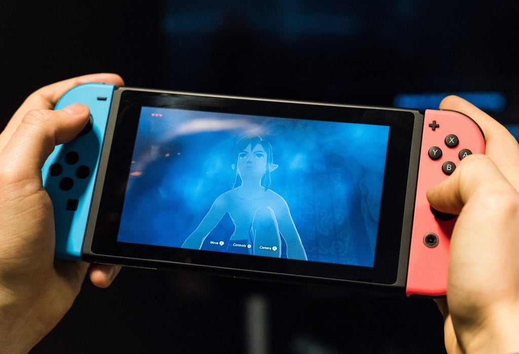 Ein Mann spielt auf der Nintendo Switch Konsole „The Legend of Zelda“.