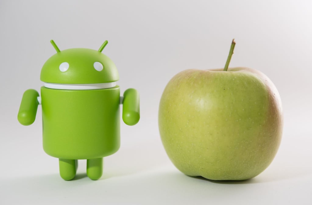 Robo gegen Apfel: Bei Smartphones geht es um die Systemfrage „Android oder iOS?“.