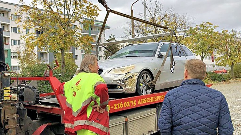 Der silberne BMW sollte vom Stadtordnungsdienst in Dessau versteigert werden. Doch das Mindestgebot gibt niemand ab.