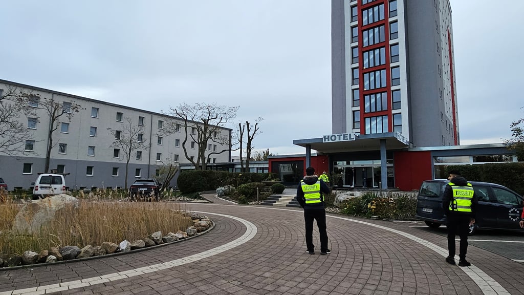 Das Gelände des Sky-Hotels Merseburg. Das reguläre Hotel befindet sich rechter Hand im Hochhaus. Links sieht man eines der beiden Bettenhäuser. "Beide Gebäude sind voneinander getrennt", sagte Hotelchefin Antje Hoffmann der MZ. Foto: Undine Freyberg