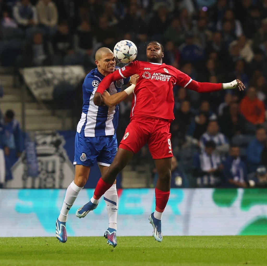 Portos Pepe (l) feierte in der Champions League einen Rekord.