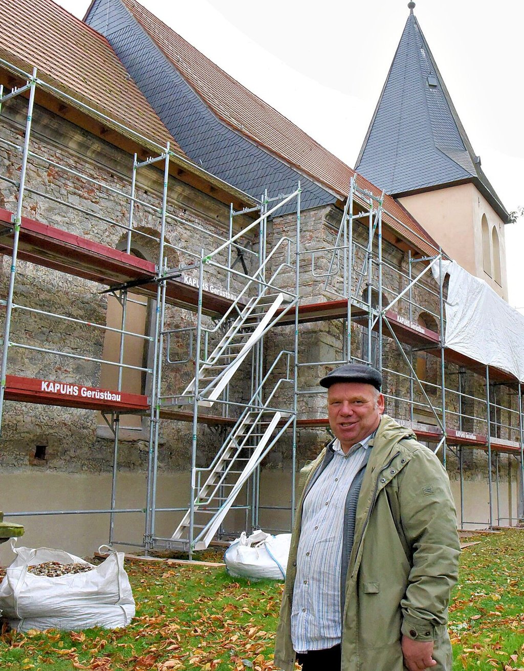 Pfarrer Ulf Rödiger auf "seiner" Baustelle: Die Sanierung der Kirche in Groß Rosenburg.