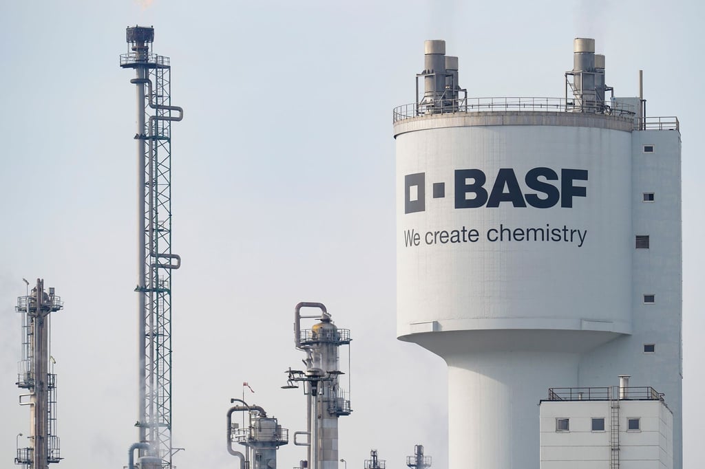 Ein Turm mit der Aufschrift „BASF“ steht auf dem Werksgelände des Chemiekonzerns BASF.