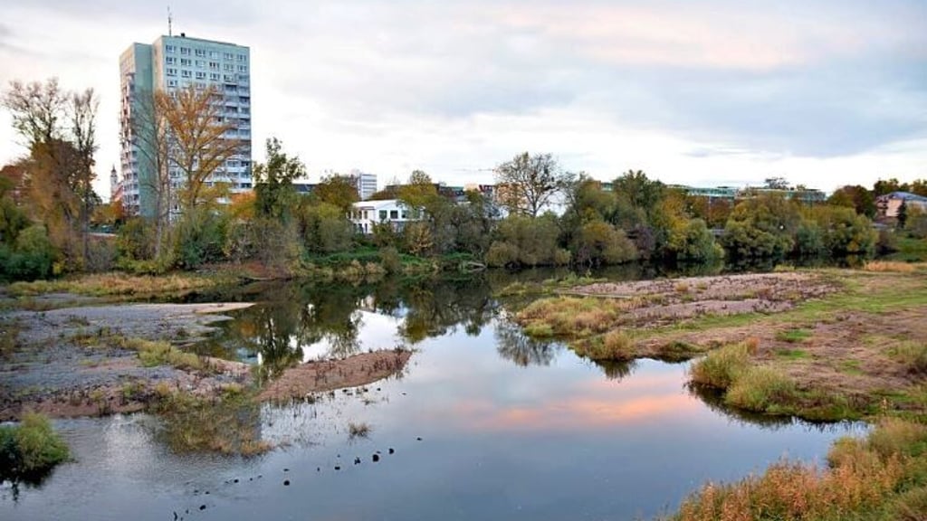 Aktuell ist Niedrigpegel in der Alten Elbe, die am Werder in Magdeburg vorbeifließt.