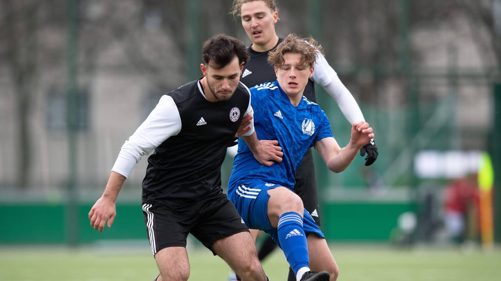 Robin-Charles Traboulsi (l.) spielte schon in der Regionalliga Nordost und unterschrieb jetzt beim 1. FC Magdeburg II in der Oberliga.
