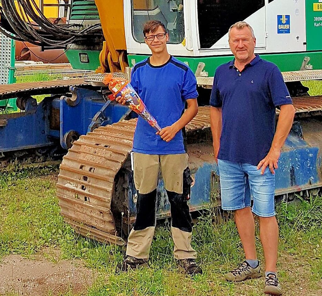 Timm Herrmann (links) wird von Mathias Rudolph im Unternehmen zu Beginn seiner Lehrzeit begrüßt.