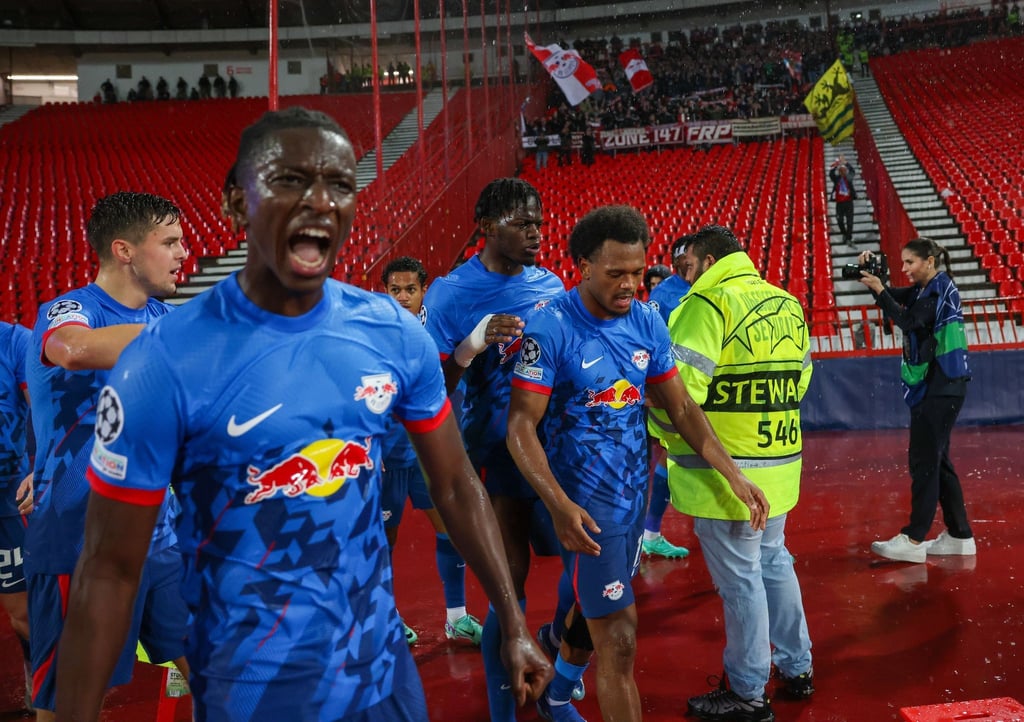 Leipzigs Spieler um Lois Openda (r) jubeln nach dem 0:1.