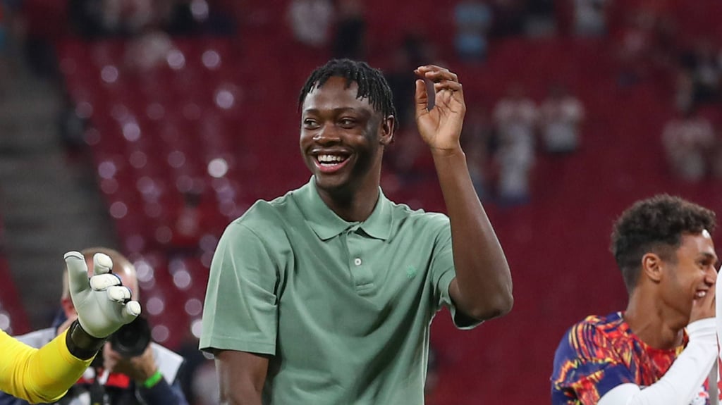 Sommer-Zugang El Chadaille Bitshiabu stand bislang nur zum Feiern mit seinen Teamkollegen für RB Leipzig auf dem Rasen.