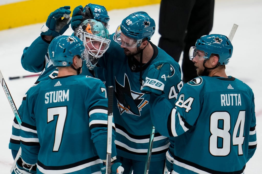 Nico Sturm feiert mit seinen Teamkollegen den Sieg gegen die Philadelphia Flyers.