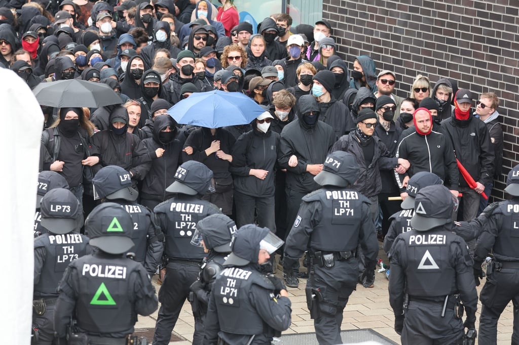 Teilnehmer des linken Blocks protestieren am 1. Mai gegen die sogenannte Montagsdemonstration.