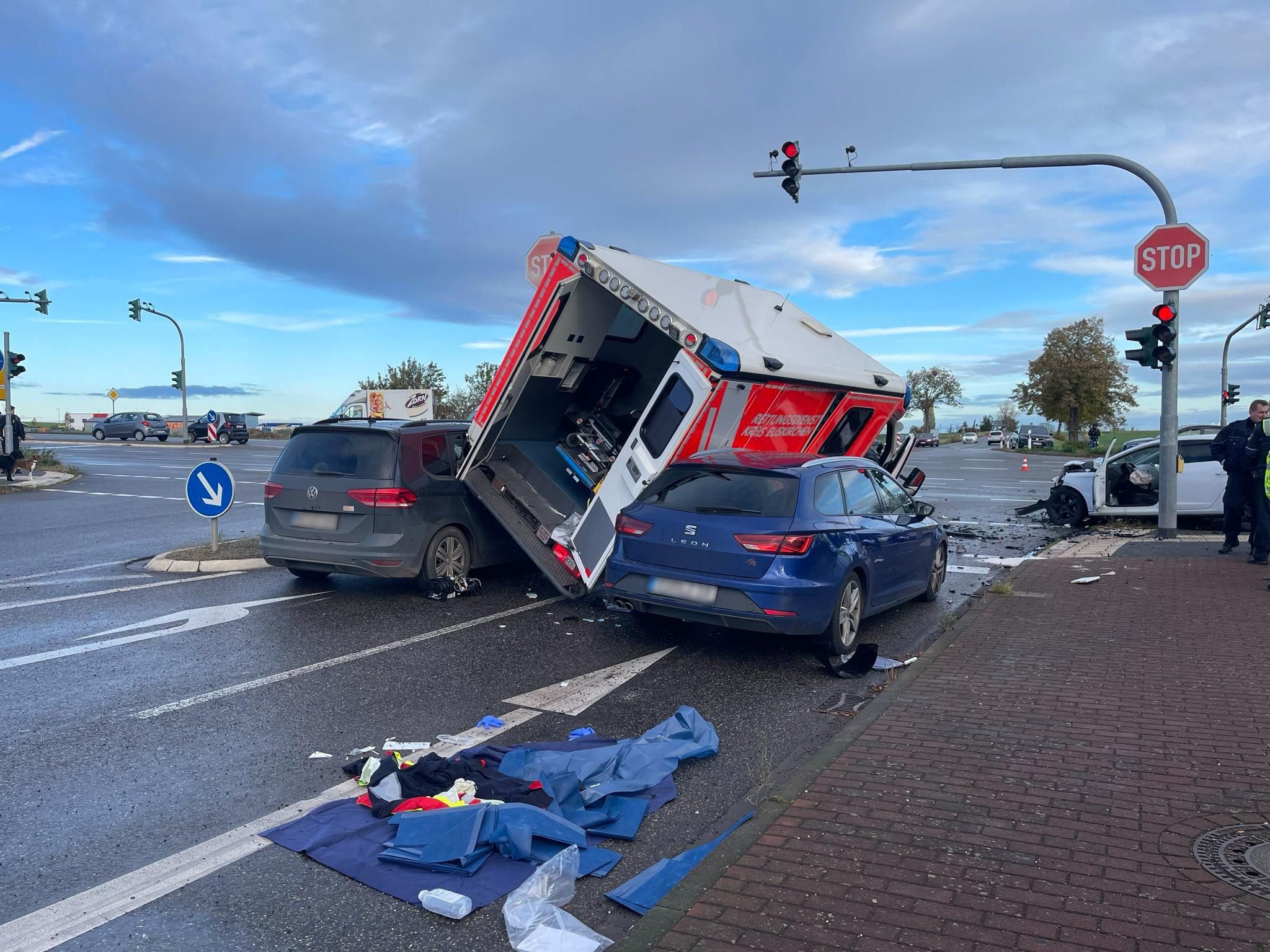 Schwerer Unfall In Mechernich: Rettungswagen Mit Blaulicht Kracht In ...