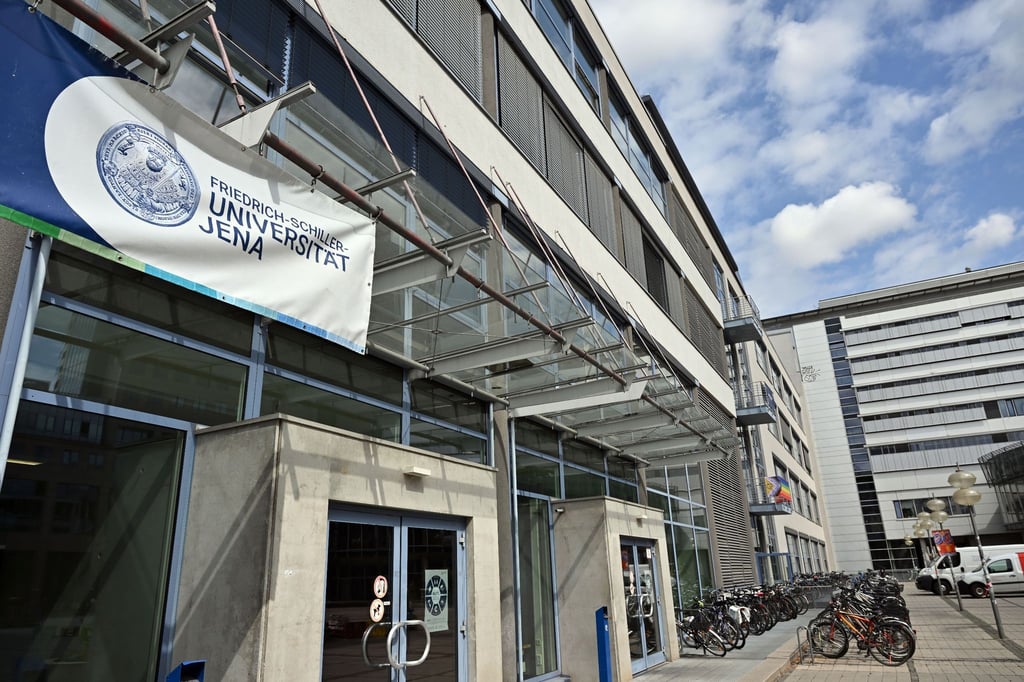 Blick auf den Eingang zu einem Gebäude der Uni in Jena.