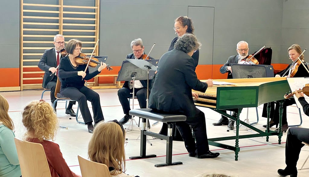 Zum Märchen von der kleinen Meerjungfrau erklingt die „Wassermusik“ von Telemann.