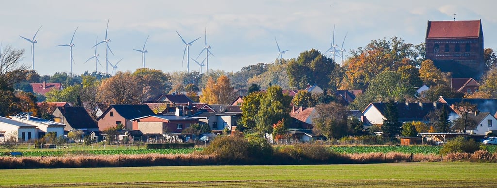 Gegenüber von Schönhausen auf der anderen Elbseite erblickt man von der Bahnbrücke an der Straße zum Damm ebenfalls einen Windpark.