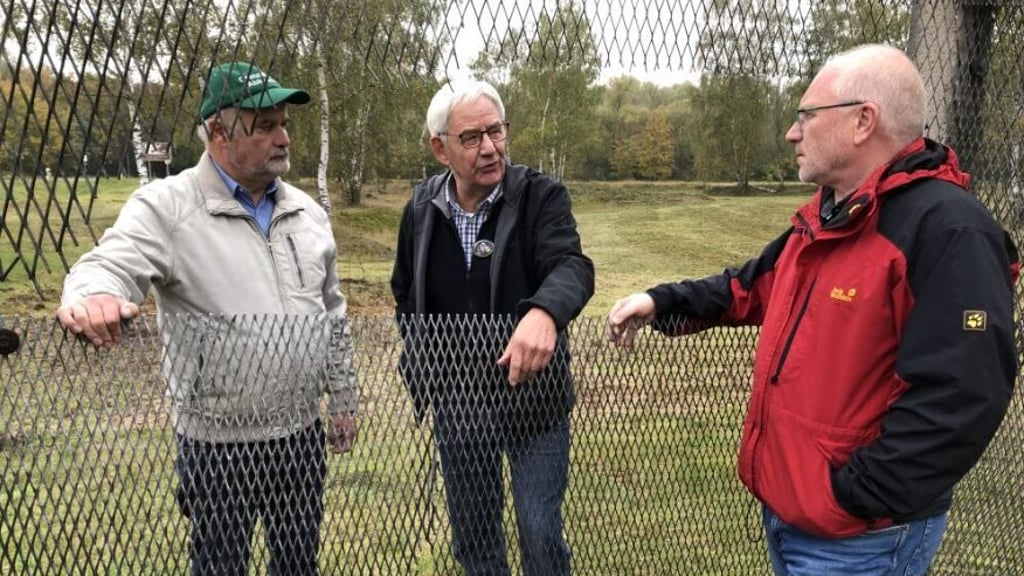 "Wir müssen das gemeinsam aufarbeiten": die ehemaligen Grenzer Wolfgang Engler, Lothar Engler und Andreas Würz (v.li.) an einem alten Grenzzaun im Harz.