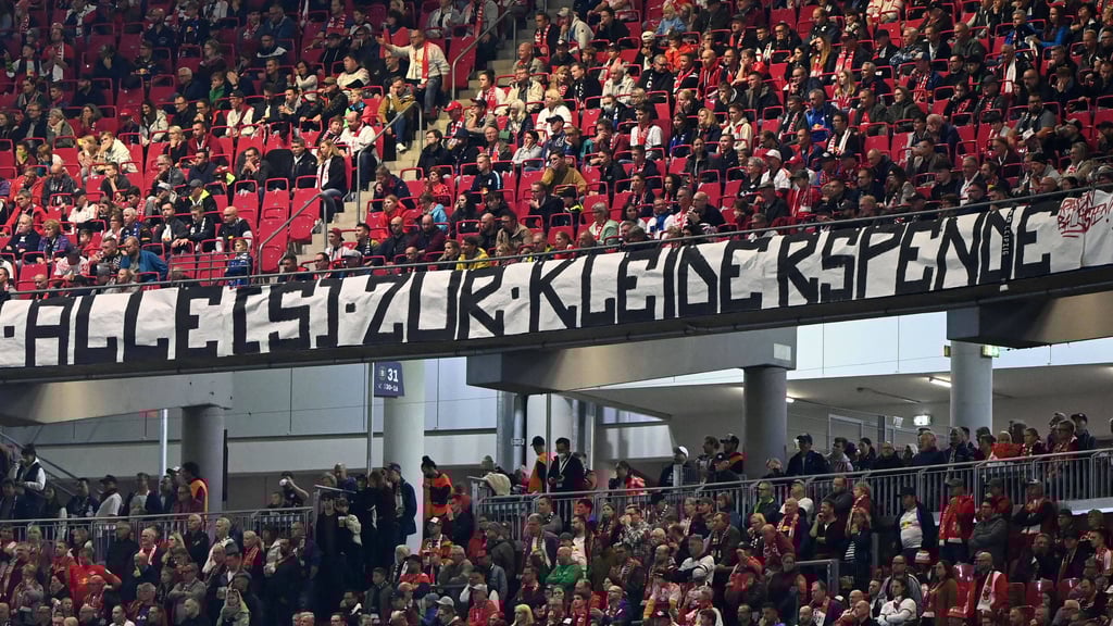 RB-Fans sammeln Kleiderspenden.
