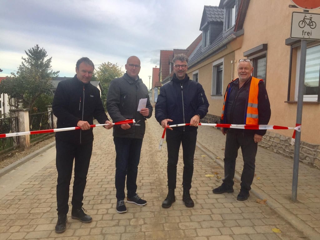 Jens Traunsberger, Bürgermeister Robert Käsebier, Dieter Kienast und Bauleiter Detlef Bendler (v.l.n.r.) übergeben die Kampstraße in Hoym.