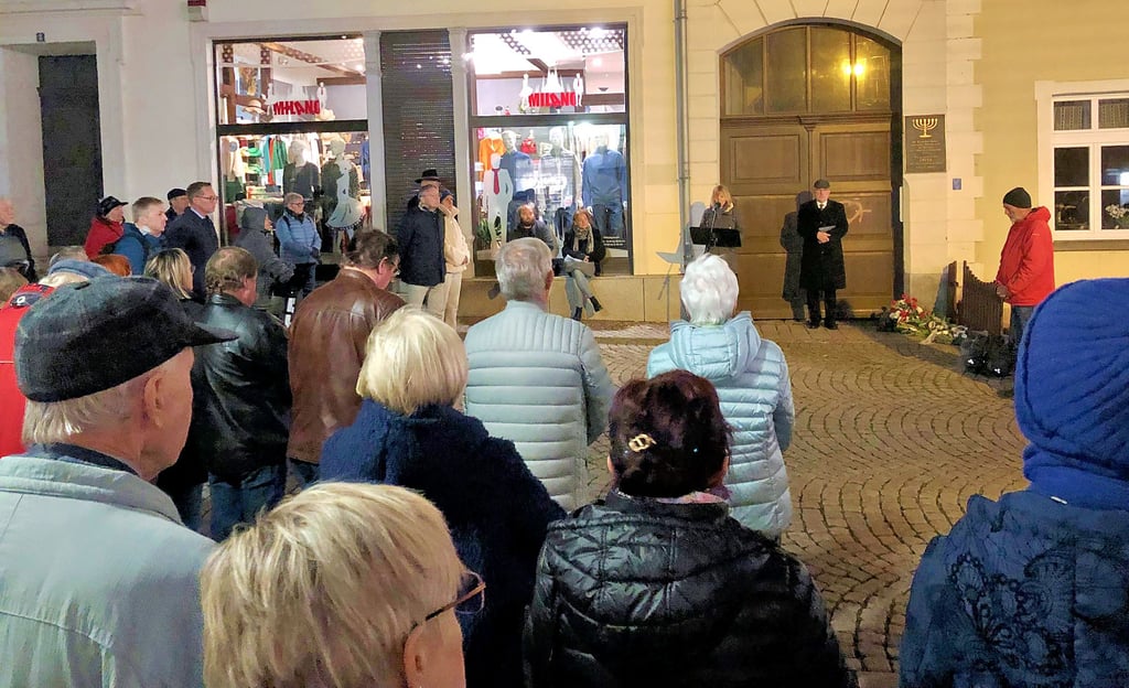 Dutzende Menschen waren zum Gedenken an die Novemberpogrome in Zeitz vor den ehemaligen jüdischen Betsaal gekommen.