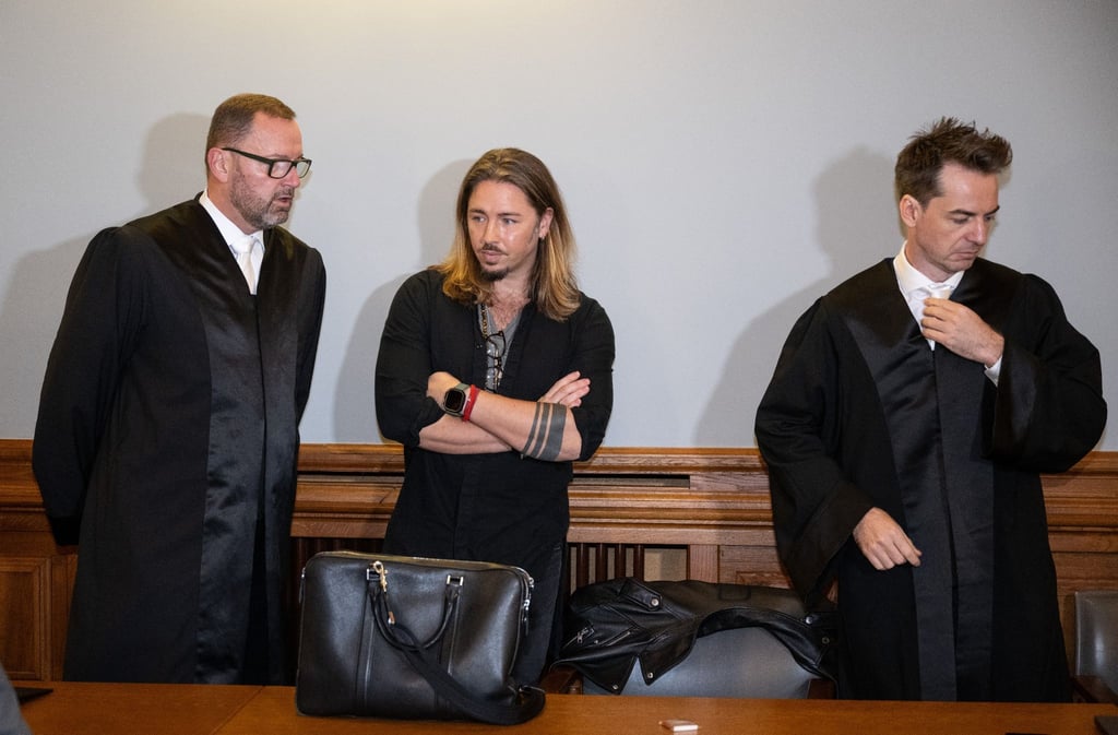 Gil Ofarim (M) steht im Saal des Landgerichts in Leipzig zwischen seinen Anwälten.