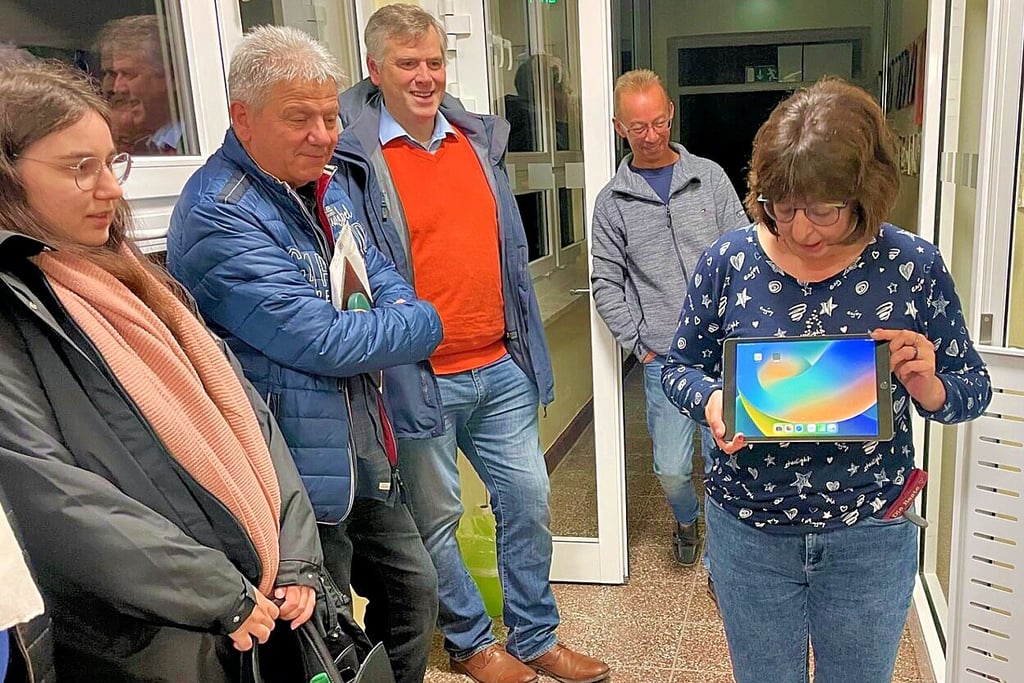Schulsachbearbeiterin Stefanie Tetzel erläutert den Stadräten die Funktion der digitalen Technik.